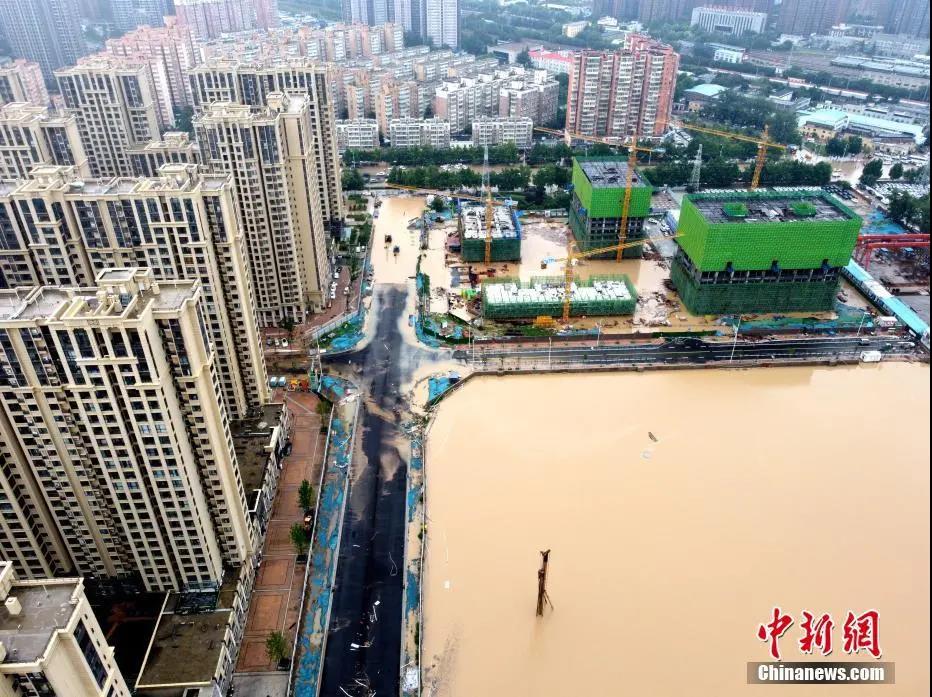 别靠近公交站灯箱！暴雨时远离这些地，一旦触电这样办